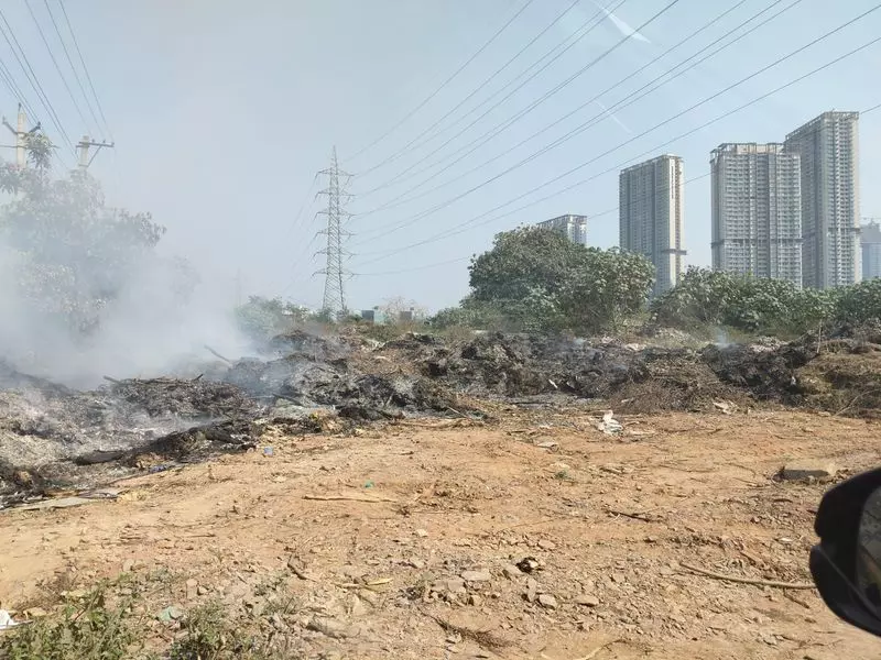 Haryana : बढ़ते प्रदूषण के बीच कचरा जलाने से गुरुग्राम की वायु समस्या बढ़ी Haryana : बढ़ते प्रदूषण के बीच कचरा जलाने से गुरुग्राम की वायु समस्या बढ़ी