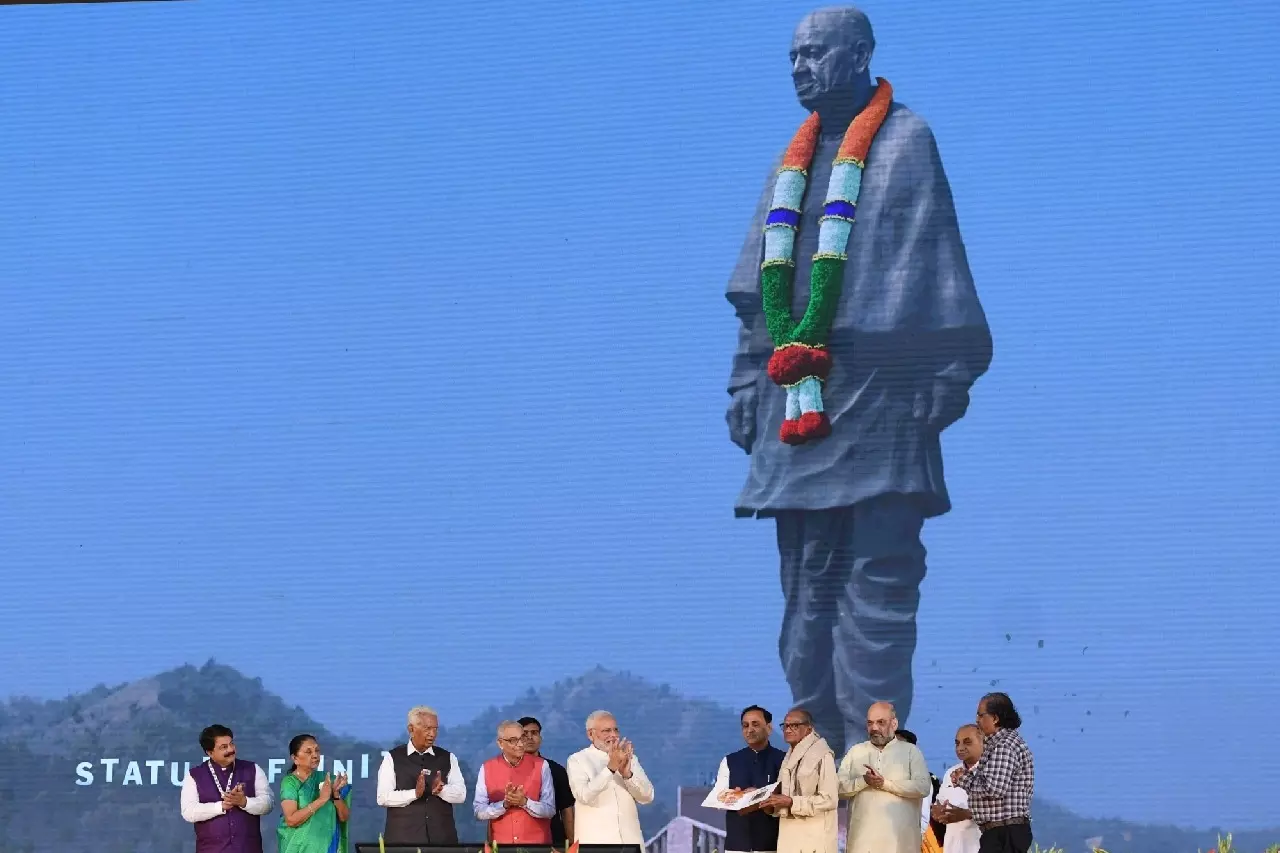 राष्ट्रीय एकता दिवस पर एयरफोर्स टीम का हवाई शो, सरदार पटेल को विशेष श्रद्धांजलि राष्ट्रीय एकता दिवस पर एयरफोर्स टीम का हवाई शो, सरदार पटेल को विशेष श्रद्धांजलि