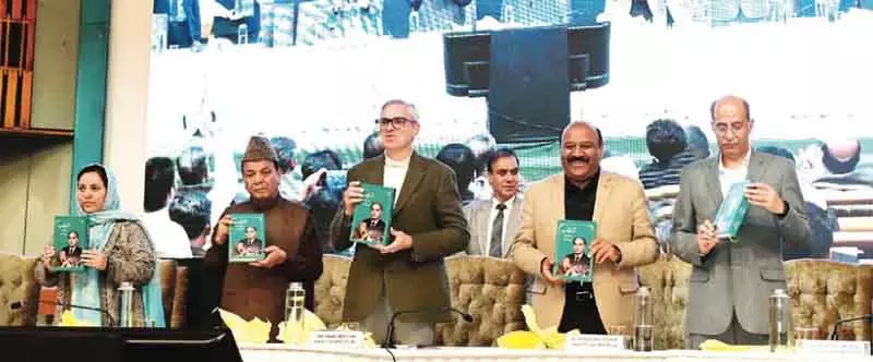 CM ने जारी किया ‘दुर्र-ए-नायाब’, सकीना इटू ने पिता वली मुहम्मद इटू को दी श्रद्धांजलि CM ने जारी किया ‘दुर्र-ए-नायाब’, सकीना इटू ने पिता वली मुहम्मद इटू को दी श्रद्धांजलि