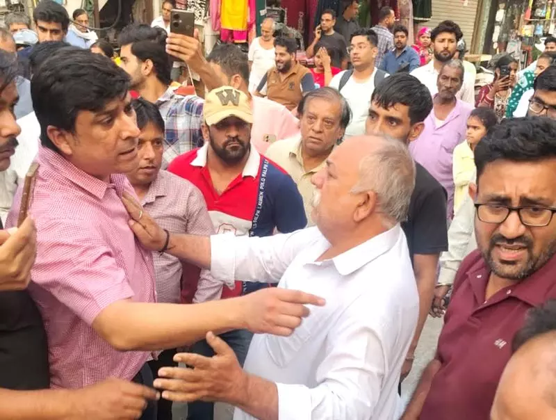 Rohtak में अतिक्रमण विरोधी अभियान के दौरान व्यापारियों और अधिकारियों में झड़प Rohtak में अतिक्रमण विरोधी अभियान के दौरान व्यापारियों और अधिकारियों में झड़प