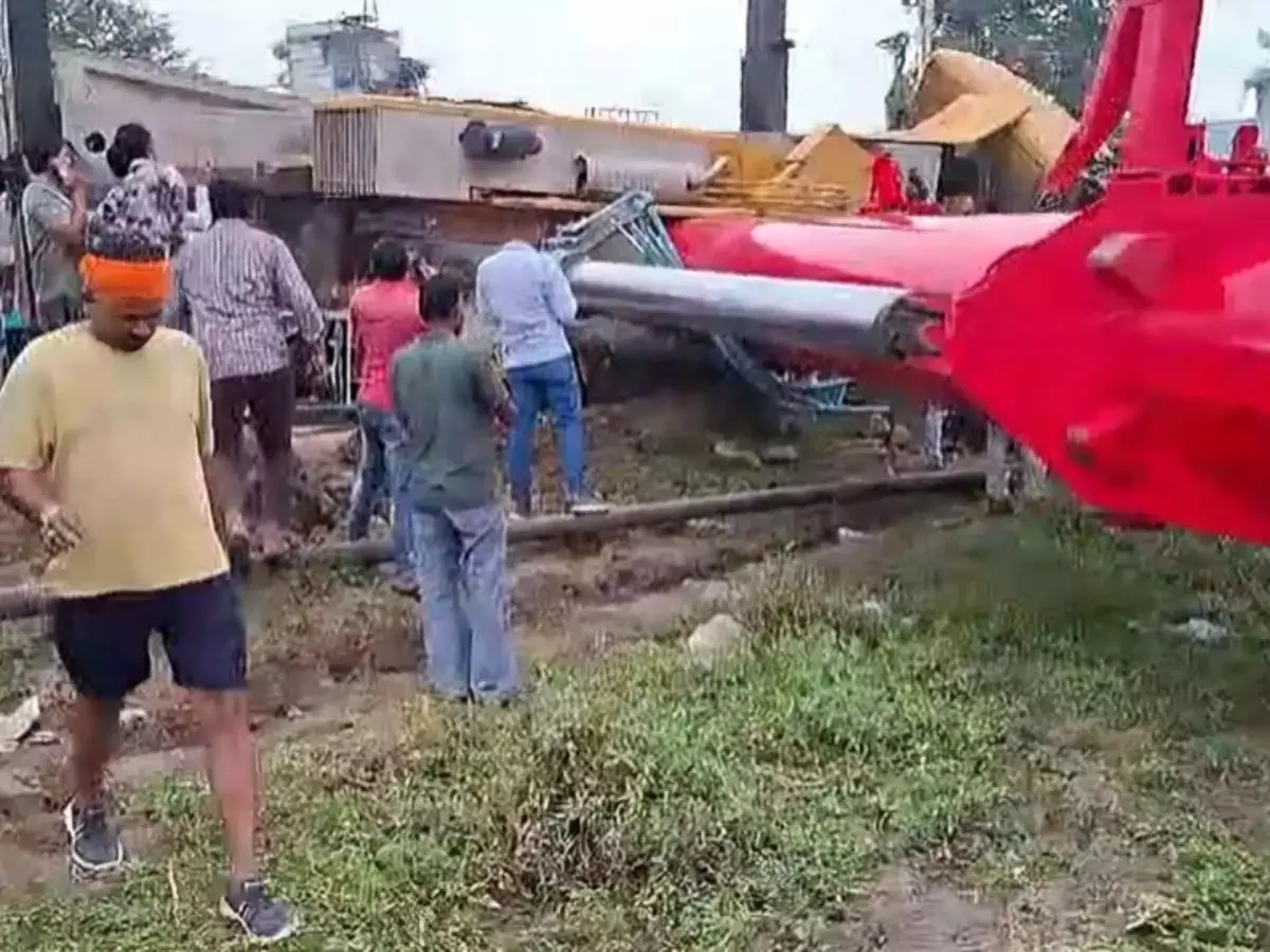 रेलवे ब्रिज निर्माण काम में लगी थी क्रेन, हुआ बड़ा हादसा, मची अफरातफरी रेलवे ब्रिज निर्माण काम में लगी थी क्रेन, हुआ बड़ा हादसा, मची अफरातफरी