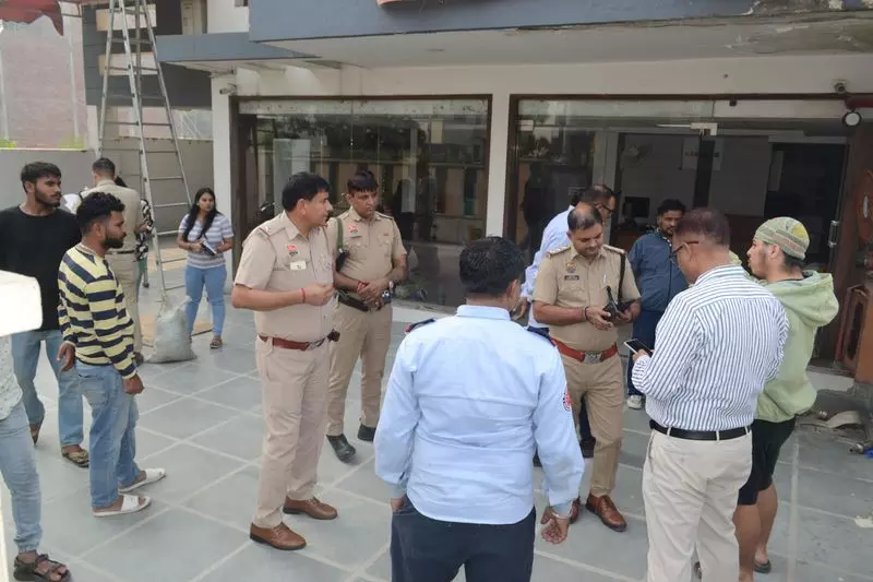 Karnal में म्यूजिक कंपनी के दफ्तर में गोलीबारी से दहशत Karnal में म्यूजिक कंपनी के दफ्तर में गोलीबारी से दहशत