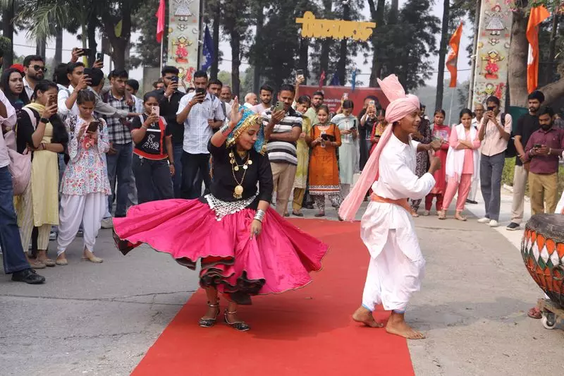 Haryana : रत्नावली कला का उत्सव मनाती है, हाशिए पर पड़ी आवाज़ों को सशक्त बनाती Haryana : रत्नावली कला का उत्सव मनाती है, हाशिए पर पड़ी आवाज़ों को सशक्त बनाती