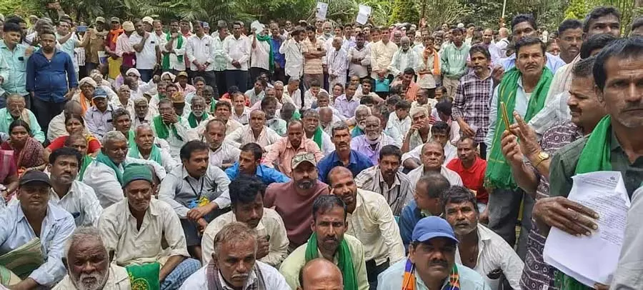 Mundagoda : वन भूमि पर कब्ज़ा करने वालों का विरोध प्रदर्शन Mundagoda : वन भूमि पर कब्ज़ा करने वालों का विरोध प्रदर्शन