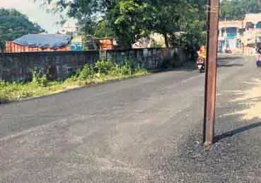 Jagatpur सड़कों पर बिजली के खंभे बने सुरक्षा खतरा Jagatpur सड़कों पर बिजली के खंभे बने सुरक्षा खतरा