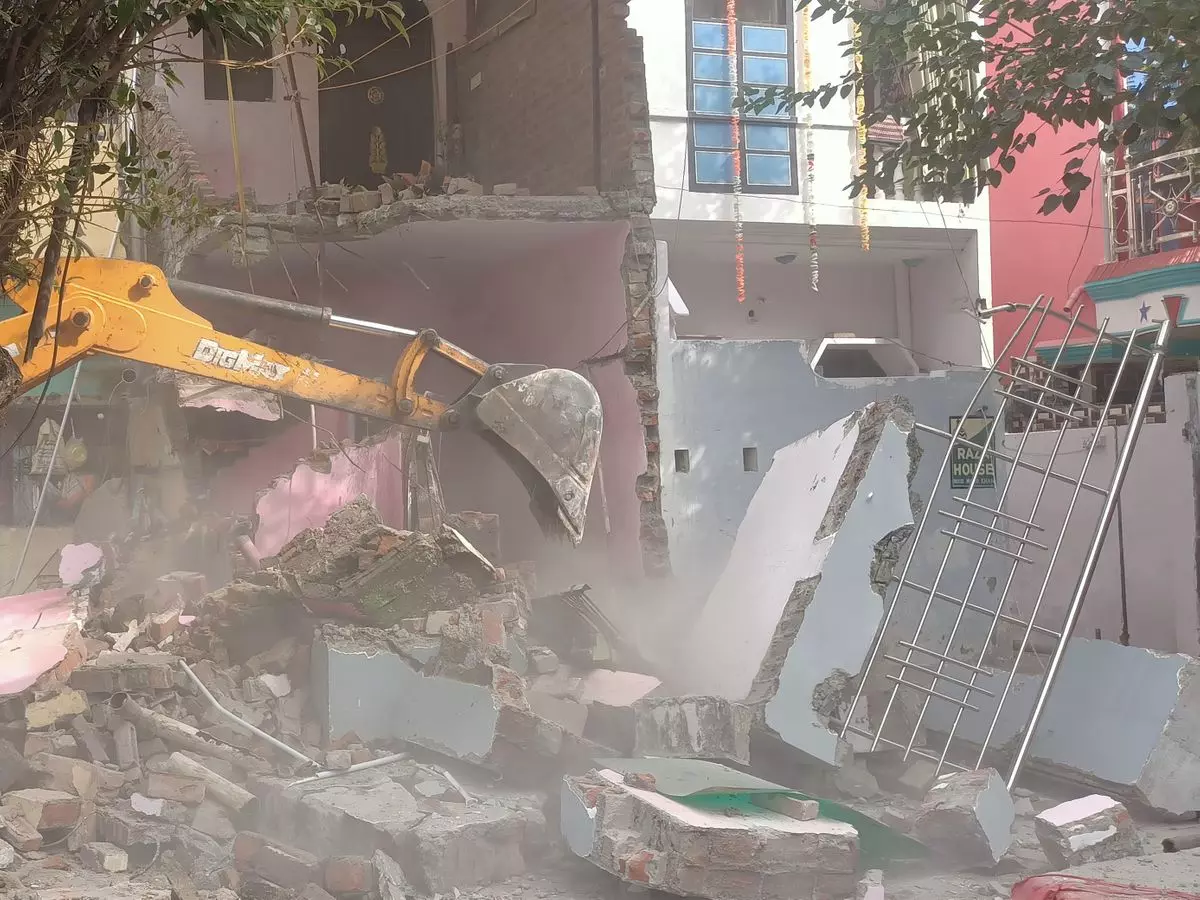 Bareilly: कैंट क्षेत्र में अवैध निर्माण पर चला प्रशासन का बुलडोजर Bareilly: कैंट क्षेत्र में अवैध निर्माण पर चला प्रशासन का बुलडोजर