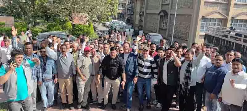 Dharamshala में बकाया भुगतान में देरी के विरोध में ठेकेदारों का प्रदर्शन Dharamshala में बकाया भुगतान में देरी के विरोध में ठेकेदारों का प्रदर्शन