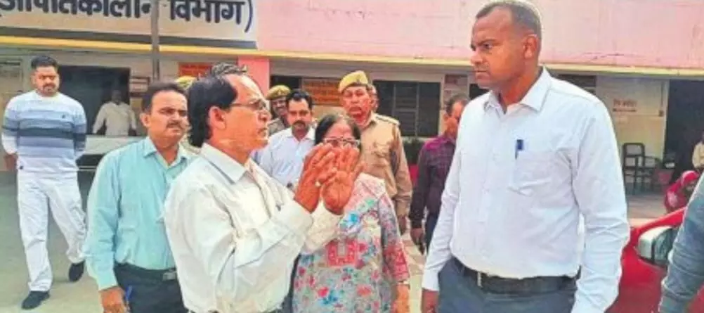 Bareilly: कमिश्नर का औचक निरीक्षण, अस्पताल में गंदगी देख भड़के Bareilly: कमिश्नर का औचक निरीक्षण, अस्पताल में गंदगी देख भड़के