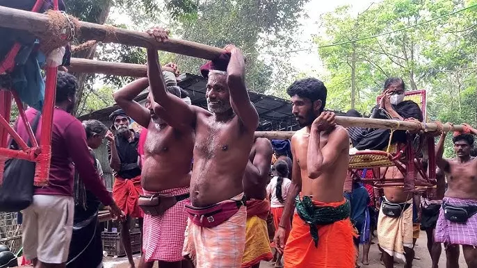 सबरीमाला दर्शन का फर्जी वादा कर तीर्थयात्रियों को ठगने के आरोप में डोली कर्मचारी गिरफ्तार सबरीमाला दर्शन का फर्जी वादा कर तीर्थयात्रियों को ठगने के आरोप में डोली कर्मचारी गिरफ्तार