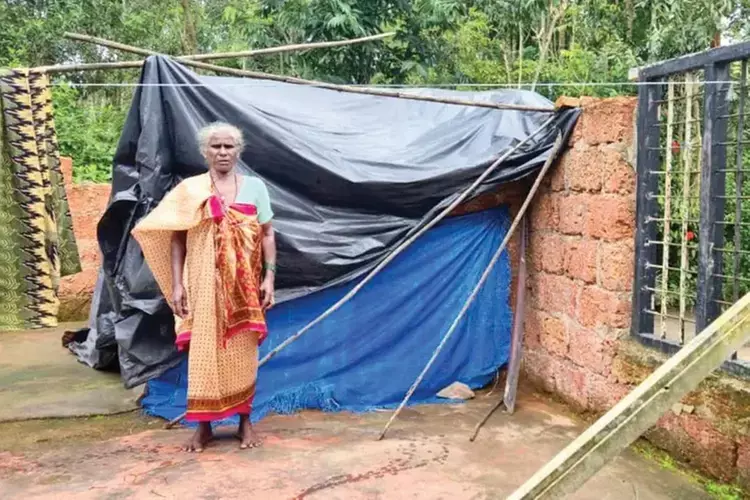 Kerala : प्रधानमंत्री आवास योजना के तहत घर का वादा कर काली मल्लन अब तिरपाल के नीचे रह रही Kerala : प्रधानमंत्री आवास योजना के तहत घर का वादा कर काली मल्लन अब तिरपाल के नीचे रह रही