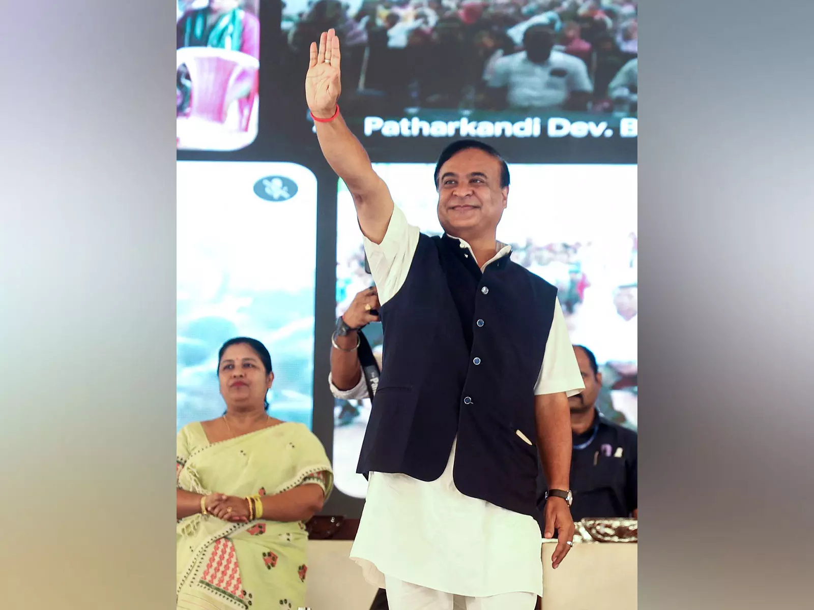CM ने मुख्यमंत्री लोक सेवक आरोग्य योजना के तहत कैशलेस उपचार शुरू किया, स्वास्थ्य कार्ड वितरित किए CM ने मुख्यमंत्री लोक सेवक आरोग्य योजना के तहत कैशलेस उपचार शुरू किया, स्वास्थ्य कार्ड वितरित किए
