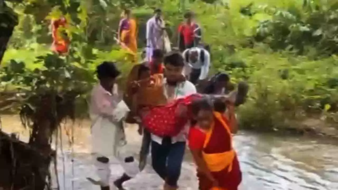एम्बुलेंस न पहुंचने पर ग्रामीणों ने बाढ़ में सुरक्षित पहुंचाया नवजात और मां एम्बुलेंस न पहुंचने पर ग्रामीणों ने बाढ़ में सुरक्षित पहुंचाया नवजात और मां
