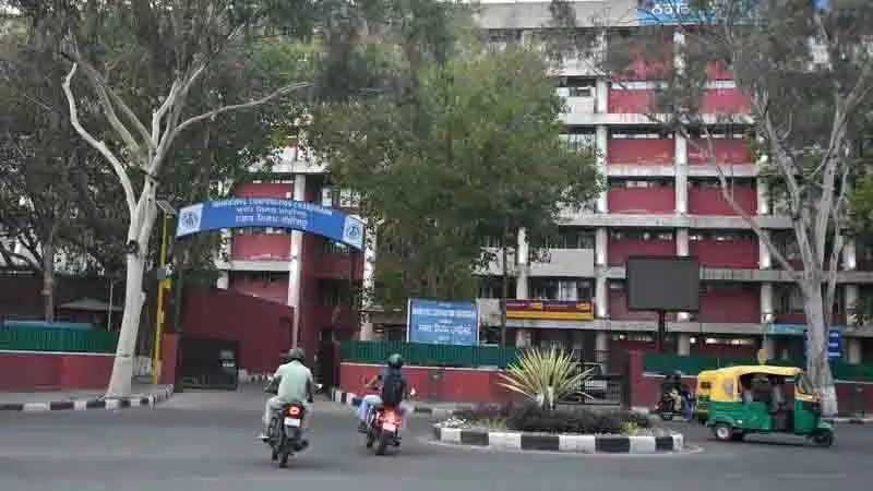 Chandigarh MC ने कूड़ा फैलाने पर बैंकों का चालान काटा Chandigarh MC ने कूड़ा फैलाने पर बैंकों का चालान काटा