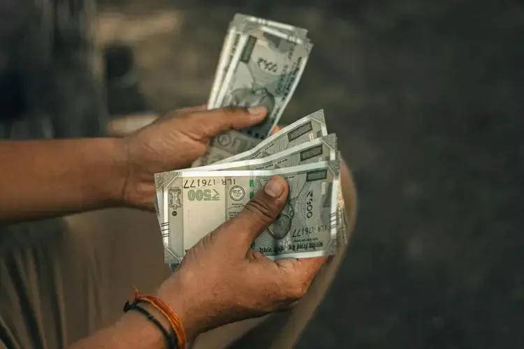 Kerala : पेंशन ₹400 बढ़ी, महिलाओं और युवाओं को ₹1,000/माह, स्कूल कर्मचारियों के वेतन में बढ़ोतरी Kerala : पेंशन ₹400 बढ़ी, महिलाओं और युवाओं को ₹1,000/माह, स्कूल कर्मचारियों के वेतन में बढ़ोतरी