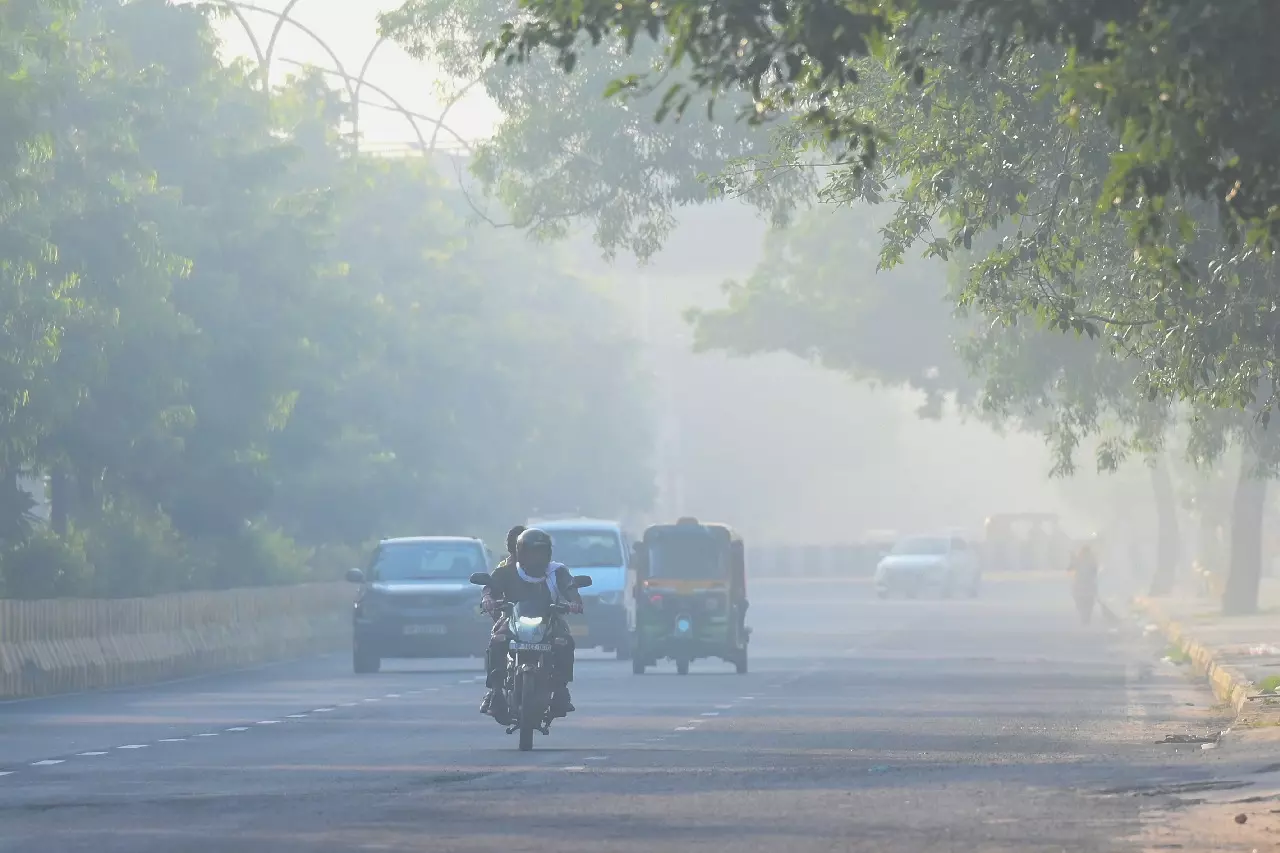 Delhi-NCR में ठंड बढ़ी, प्रदूषण स्तर में और इजाफे की आशंका Delhi-NCR में ठंड बढ़ी, प्रदूषण स्तर में और इजाफे की आशंका