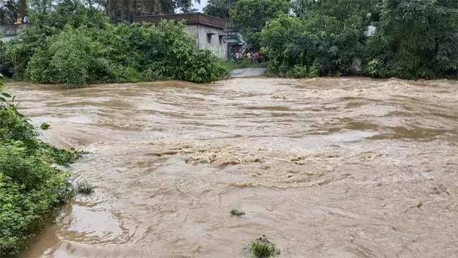गोकावरम की मुख्य नहर में अचानक बाढ़ आ गई : पोलावरम की विस्थापित कॉलोनी पानी में डूब गई गोकावरम की मुख्य नहर में अचानक बाढ़ आ गई : पोलावरम की विस्थापित कॉलोनी पानी में डूब गई