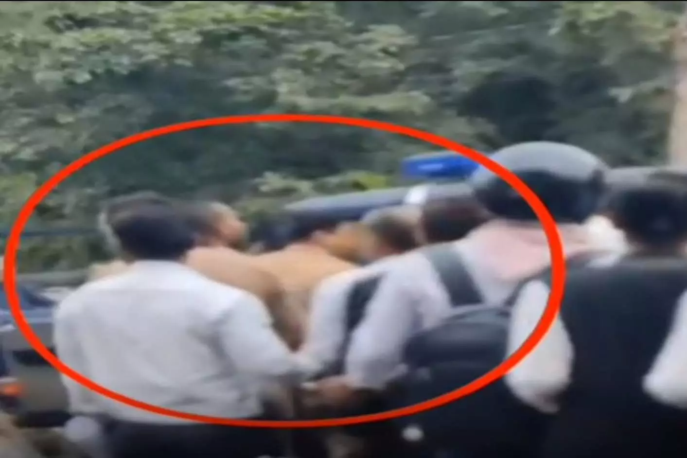 कचहरी का VIDEO, वकीलों और पुलिस में टकराव, मचा हड़कंप कचहरी का VIDEO, वकीलों और पुलिस में टकराव, मचा हड़कंप