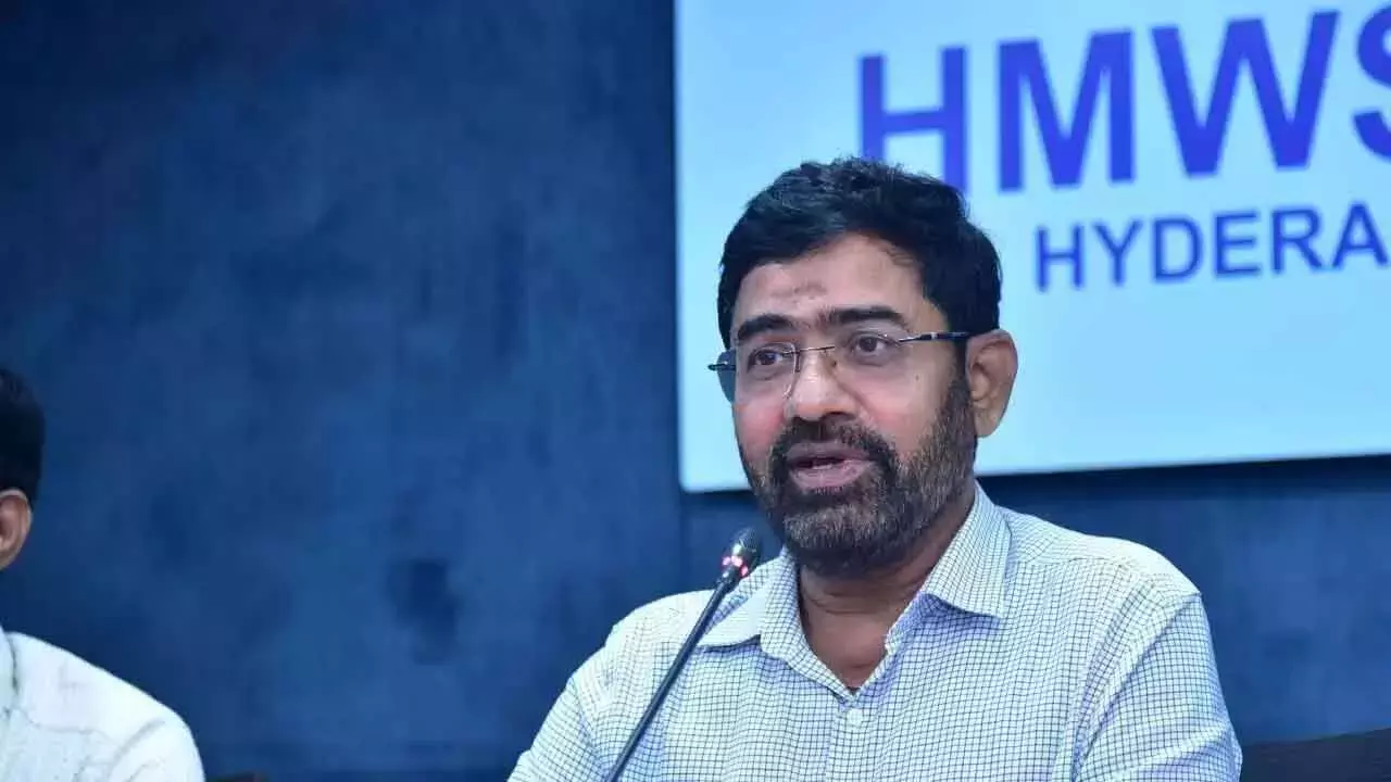 भारी बारिश के बीच HMWSSB प्रमुख ने चौबीसों घंटे सतर्कता बरतने के आदेश दिए भारी बारिश के बीच HMWSSB प्रमुख ने चौबीसों घंटे सतर्कता बरतने के आदेश दिए
