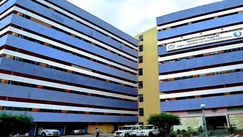 महाकंवललाल चतुर्वेदी यूनिवर्सिटी में फर्स्ट ईयर का स्टूडेंट तीसरी मंज़िल से गिरा; हालत गंभीर महाकंवललाल चतुर्वेदी यूनिवर्सिटी में फर्स्ट ईयर का स्टूडेंट तीसरी मंज़िल से गिरा; हालत गंभीर