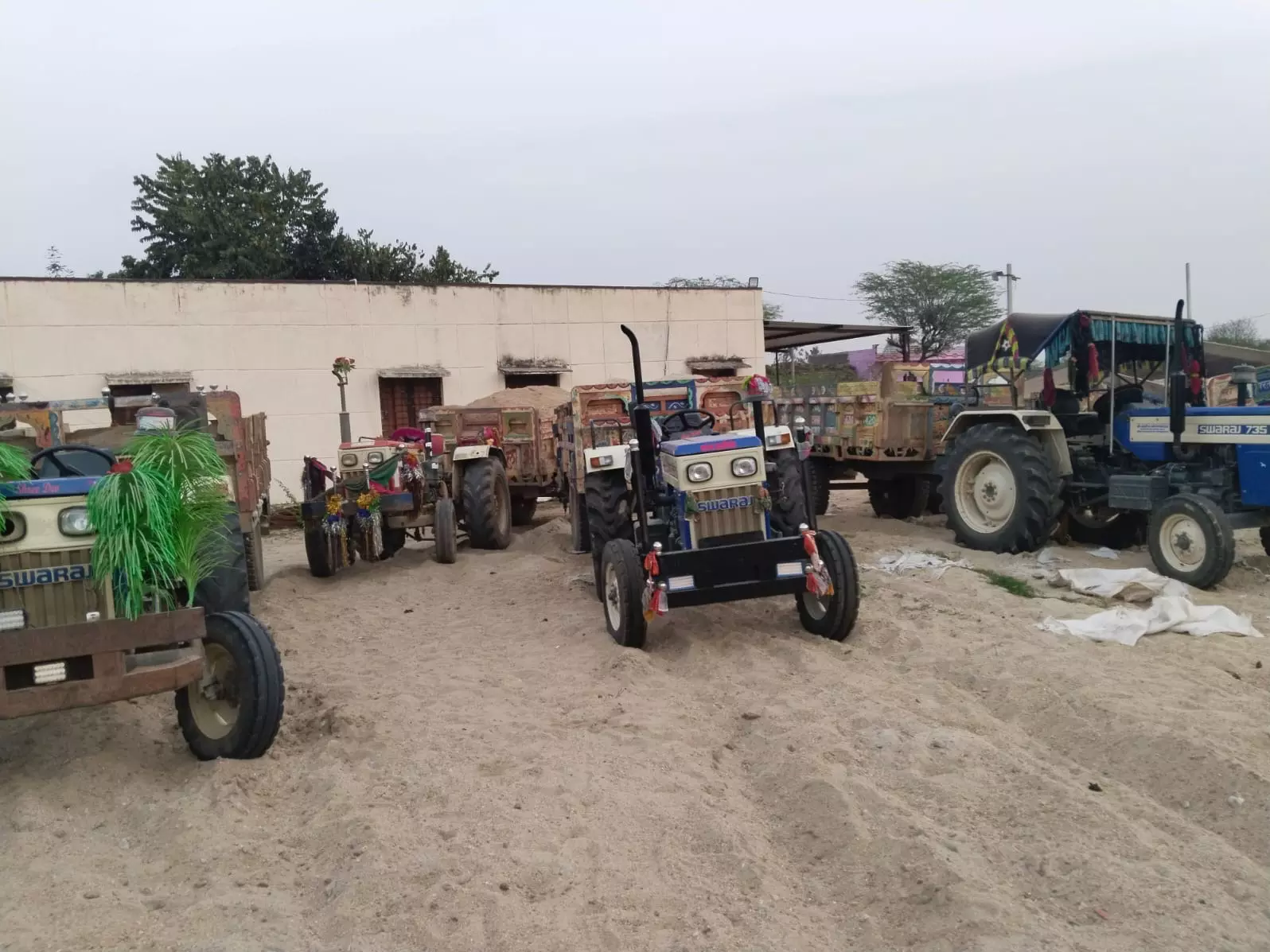 Nahan: अवैध खनन रोकने को पुलिस की बड़ी छापेमारी, 24 ट्रॉले जब्त Nahan: अवैध खनन रोकने को पुलिस की बड़ी छापेमारी, 24 ट्रॉले जब्त
