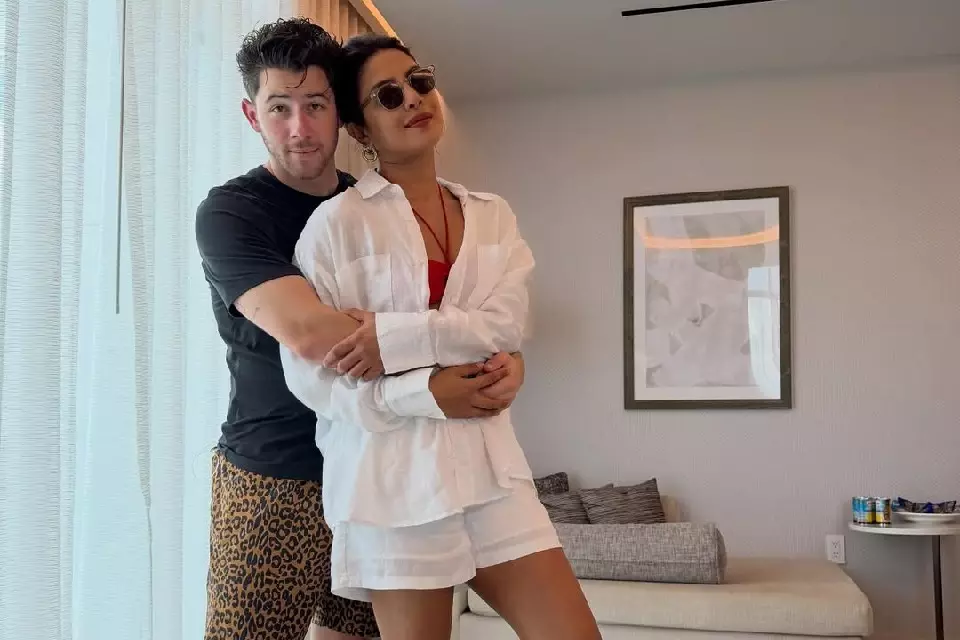 Priyanka ने निक जोनस संग शेयर की रोमांटिक तस्वीर, बेटी मालती भी दिखीं साथ Priyanka ने निक जोनस संग शेयर की रोमांटिक तस्वीर, बेटी मालती भी दिखीं साथ