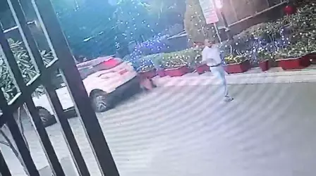 रैश ड्राइविंग मामला LIVE VIDEO: बैक करते वक्त महिला पर चढ़ाई कार, दोनों पैर टूटे रैश ड्राइविंग मामला LIVE VIDEO: बैक करते वक्त महिला पर चढ़ाई कार, दोनों पैर टूटे