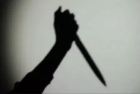 हॉस्पिटल में डॉक्टर पर चाकू से जानलेवा हमला, महिला स्टाफ के भाई पर आरोप हॉस्पिटल में डॉक्टर पर चाकू से जानलेवा हमला, महिला स्टाफ के भाई पर आरोप