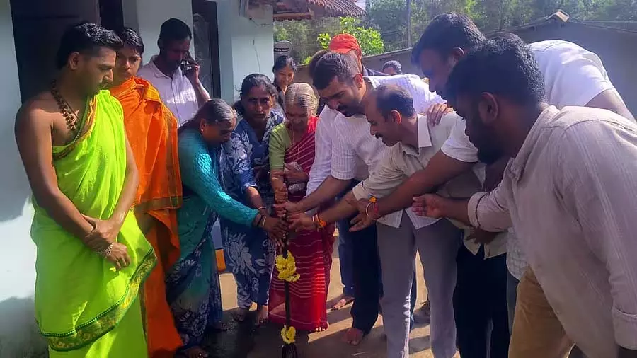 Masagodu : विधायक डॉ. मंतर गौड़ा ने श्री शक्ति भवन में भूमि पूजा की Masagodu : विधायक डॉ. मंतर गौड़ा ने श्री शक्ति भवन में भूमि पूजा की