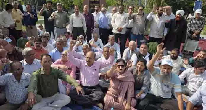 JACRC ने धरना दिया, अंबेडकर प्रतिमा तोड़े जाने पर कार्रवाई की मांग की JACRC ने धरना दिया, अंबेडकर प्रतिमा तोड़े जाने पर कार्रवाई की मांग की