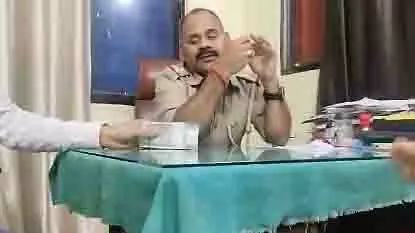 Lucknow: गैंगरेप केस से नाम हटाने के लिए रिश्वत लेते पुलिसकर्मी गिरफ्तार Lucknow: गैंगरेप केस से नाम हटाने के लिए रिश्वत लेते पुलिसकर्मी गिरफ्तार