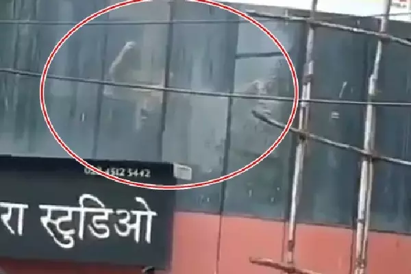 Mumbai के पवई में एक्टिंग स्टूडियो से 20 बच्चे मुक्त, आरोपी गिरफ्तार Mumbai के पवई में एक्टिंग स्टूडियो से 20 बच्चे मुक्त, आरोपी गिरफ्तार