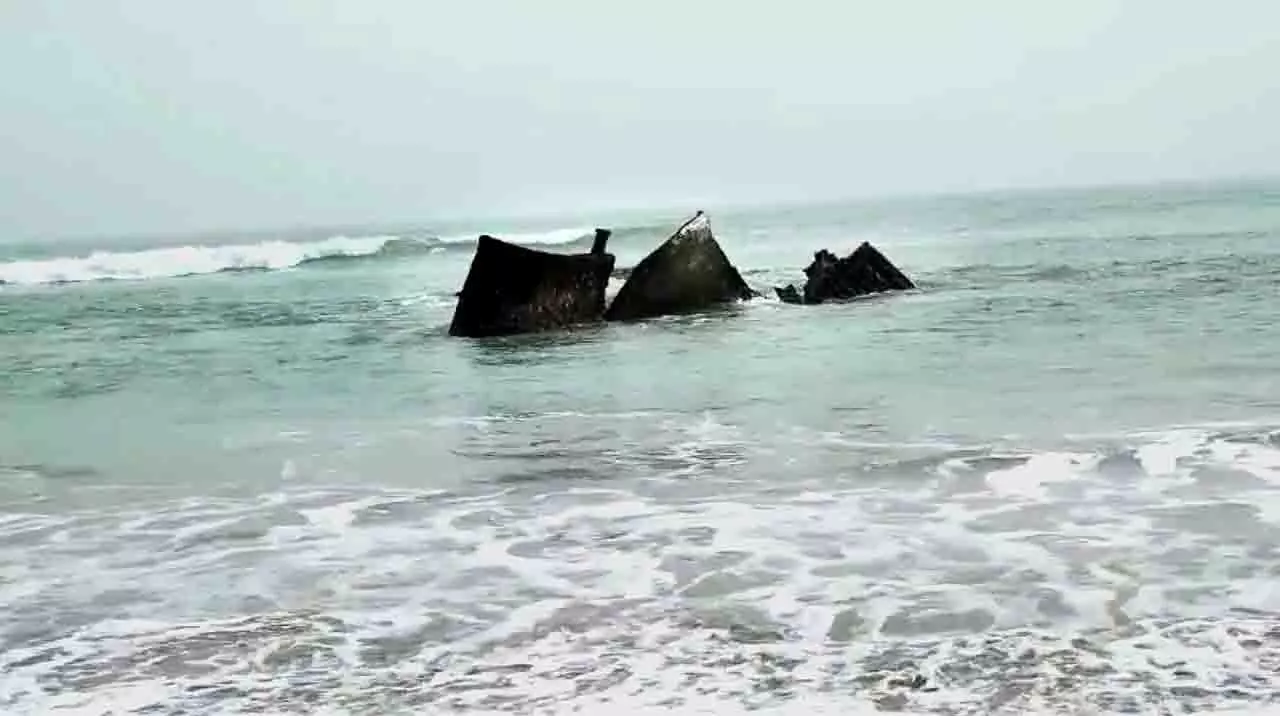 चक्रवात मोन्था के थमने के बाद ओडिशा तट के पास जहाज का मलबा मिला चक्रवात मोन्था के थमने के बाद ओडिशा तट के पास जहाज का मलबा मिला