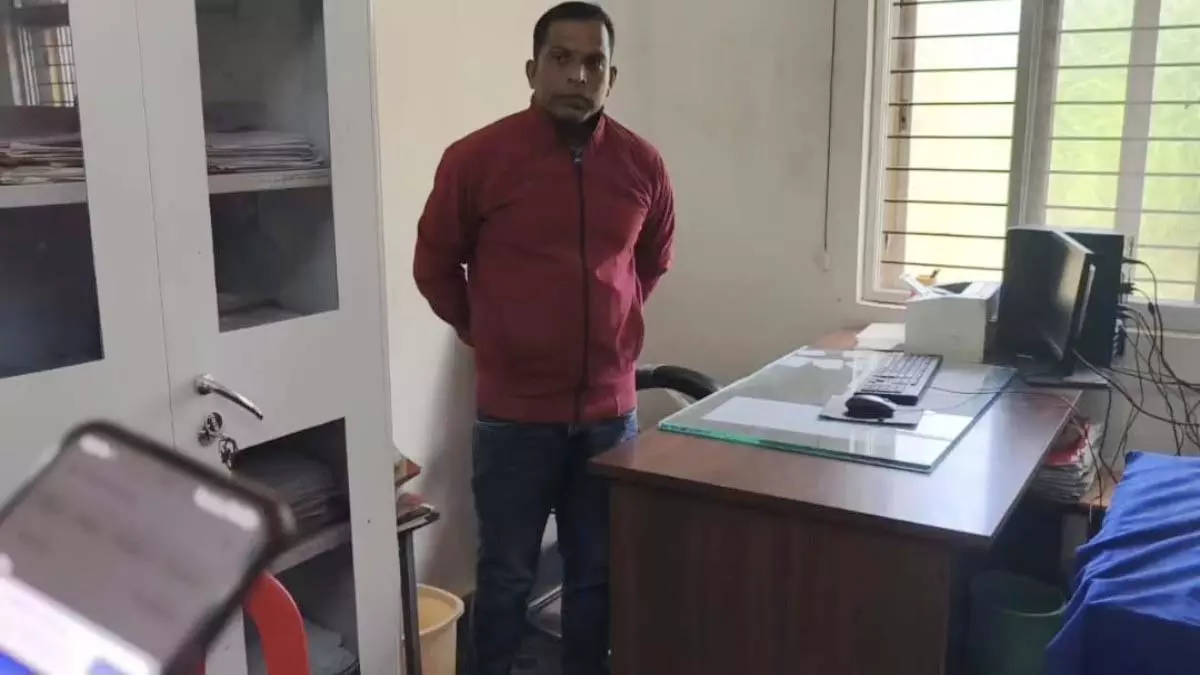 सर्पदंश पीड़ित परिवार से 25 हजार की रिश्वत लेते सहायक ग्रेड-3 कर्मचारी गिरफ्तार सर्पदंश पीड़ित परिवार से 25 हजार की रिश्वत लेते सहायक ग्रेड-3 कर्मचारी गिरफ्तार