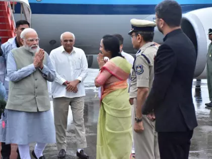 सरदार पटेल जयंती से पूर्व गुजरात एयरपोर्ट पर PM मोदी का उत्साहपूर्ण स्वागत सरदार पटेल जयंती से पूर्व गुजरात एयरपोर्ट पर PM मोदी का उत्साहपूर्ण स्वागत