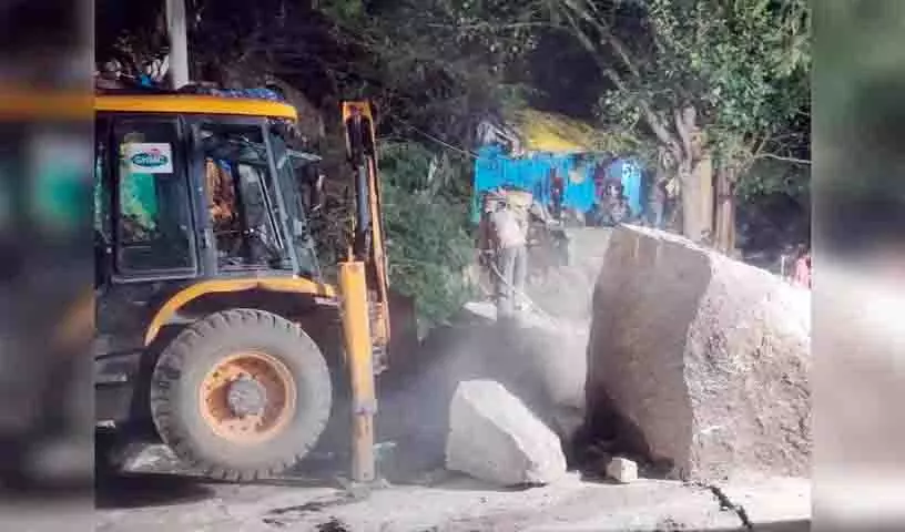 Malkajgiri में चट्टान खिसकने से यातायात बाधित, सुरक्षा संबंधी चिंताएं बढ़ीं Malkajgiri में चट्टान खिसकने से यातायात बाधित, सुरक्षा संबंधी चिंताएं बढ़ीं