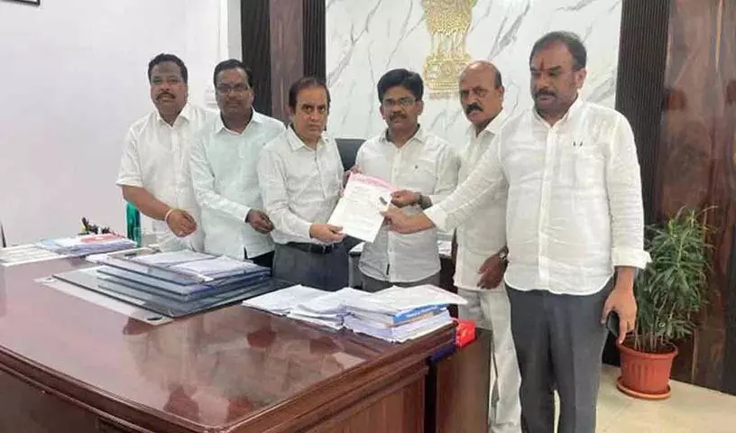 नवीन यादव के खिलाफ कार्रवाई हो.. BRS की राज्य चुनाव आयुक्त से शिकायत नवीन यादव के खिलाफ कार्रवाई हो.. BRS की राज्य चुनाव आयुक्त से शिकायत