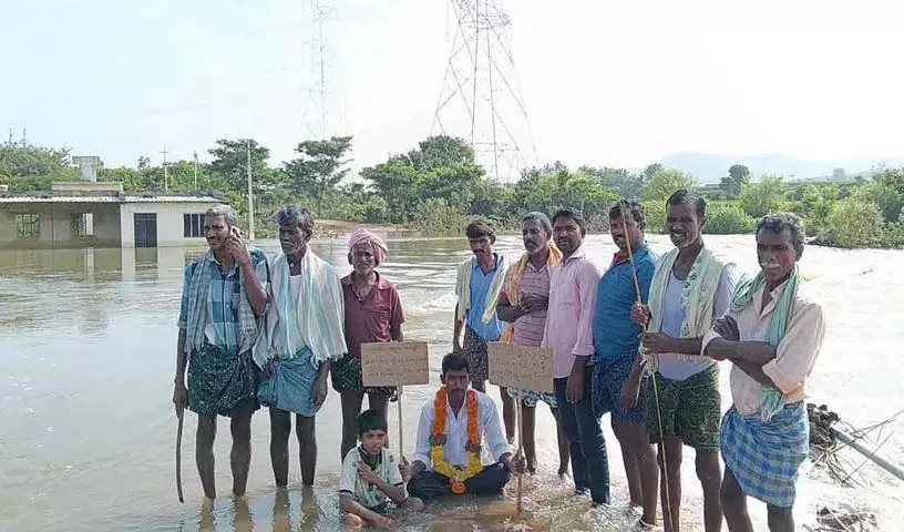 मंत्री Jupally को जवाब देना चाहिए.. युवक का पानी धारा में तेजी से बह रहा है..!! मंत्री Jupally को जवाब देना चाहिए.. युवक का पानी धारा में तेजी से बह रहा है..!!