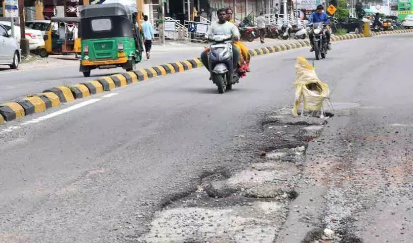 Cyclone Montha का प्रभाव.. हनुमाकोंडा में क्षतिग्रस्त सड़कें Cyclone Montha का प्रभाव.. हनुमाकोंडा में क्षतिग्रस्त सड़कें