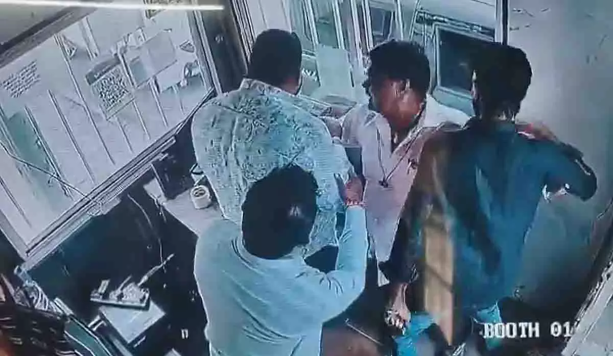 बीजेपी नेता के बेटे ने टोल कर्मचारियों को पीटा, जब उनसे टोल टैक्स मांगा गया बीजेपी नेता के बेटे ने टोल कर्मचारियों को पीटा, जब उनसे टोल टैक्स मांगा गया