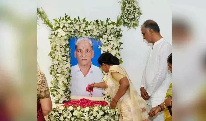 MLC कविता ने हरीश राव के पिता के चित्र पर काव्यात्मक श्रद्धांजलि दी MLC कविता ने हरीश राव के पिता के चित्र पर काव्यात्मक श्रद्धांजलि दी