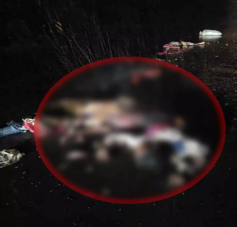 भीषण सड़क हादसे में बाइक सवार तीन लोगों की दर्दनाक मौत भीषण सड़क हादसे में बाइक सवार तीन लोगों की दर्दनाक मौत