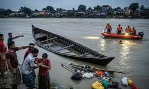 Up News: कौड़ियाला नदी में यात्रियों से भरी नाव डूबी, एक महिला की मौत, 8 लापता Up News: कौड़ियाला नदी में यात्रियों से भरी नाव डूबी, एक महिला की मौत, 8 लापता