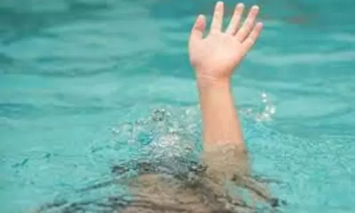 Mumbai: क्लब के स्विमिंग पूल में डूबने से साढ़े 3 साल के बच्चे की मौत Mumbai: क्लब के स्विमिंग पूल में डूबने से साढ़े 3 साल के बच्चे की मौत