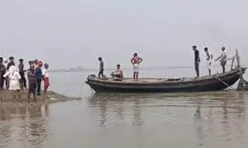 नदी में यात्रियों से भरी नाव डूबी, 8 लोग लापता नदी में यात्रियों से भरी नाव डूबी, 8 लोग लापता