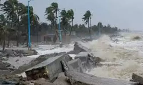 Andhra Pradesh में तूफान ने मचाई तबाही, 2 लोगो की मौत Andhra Pradesh में तूफान ने मचाई तबाही, 2 लोगो की मौत