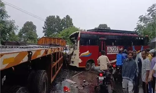 Jharkhand: बस और ट्रेलर की जोरदार टक्कर, यात्री घायल