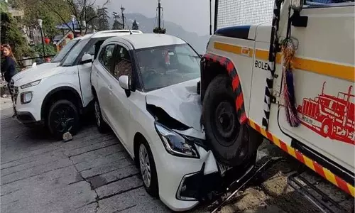 Uttarakhand: अनियंत्रित जीप ने कई वाहनों को रौंदा, मची अफरा-तफरी Uttarakhand: अनियंत्रित जीप ने कई वाहनों को रौंदा, मची अफरा-तफरी