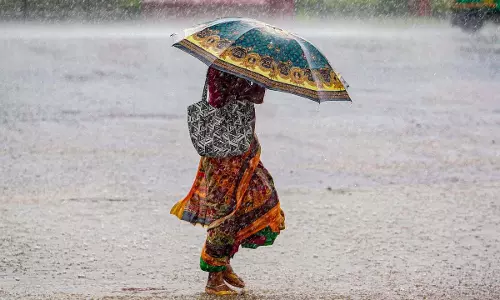 Aaj ka mausam: मोंथा चक्रवात से बिगड़ा मौसम, इन जिलों में होगी भारी बारिश! Aaj ka mausam: मोंथा चक्रवात से बिगड़ा मौसम, इन जिलों में होगी भारी बारिश!