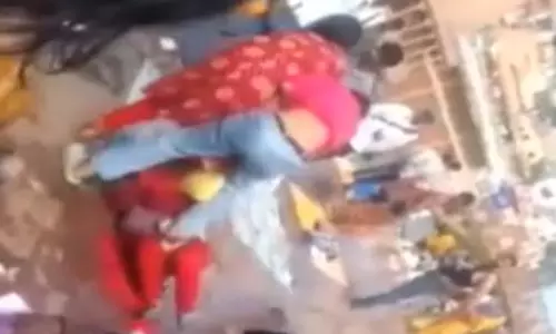 तीखा विवाद! महिलाओं में हुई जबरदस्त मारपीट, वीडियो सामने आया तीखा विवाद! महिलाओं में हुई जबरदस्त मारपीट, वीडियो सामने आया