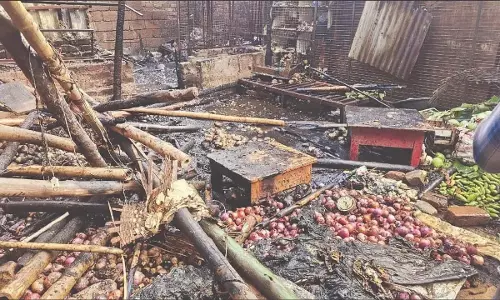 भुवनेश्वर यूनिट-I मार्केट आग हादसा: BMC की रोक के बावजूद व्यापारियों ने पॉलिथीन शीट का इस्तेमाल किया भुवनेश्वर यूनिट-I मार्केट आग हादसा: BMC की रोक के बावजूद व्यापारियों ने पॉलिथीन शीट का इस्तेमाल किया